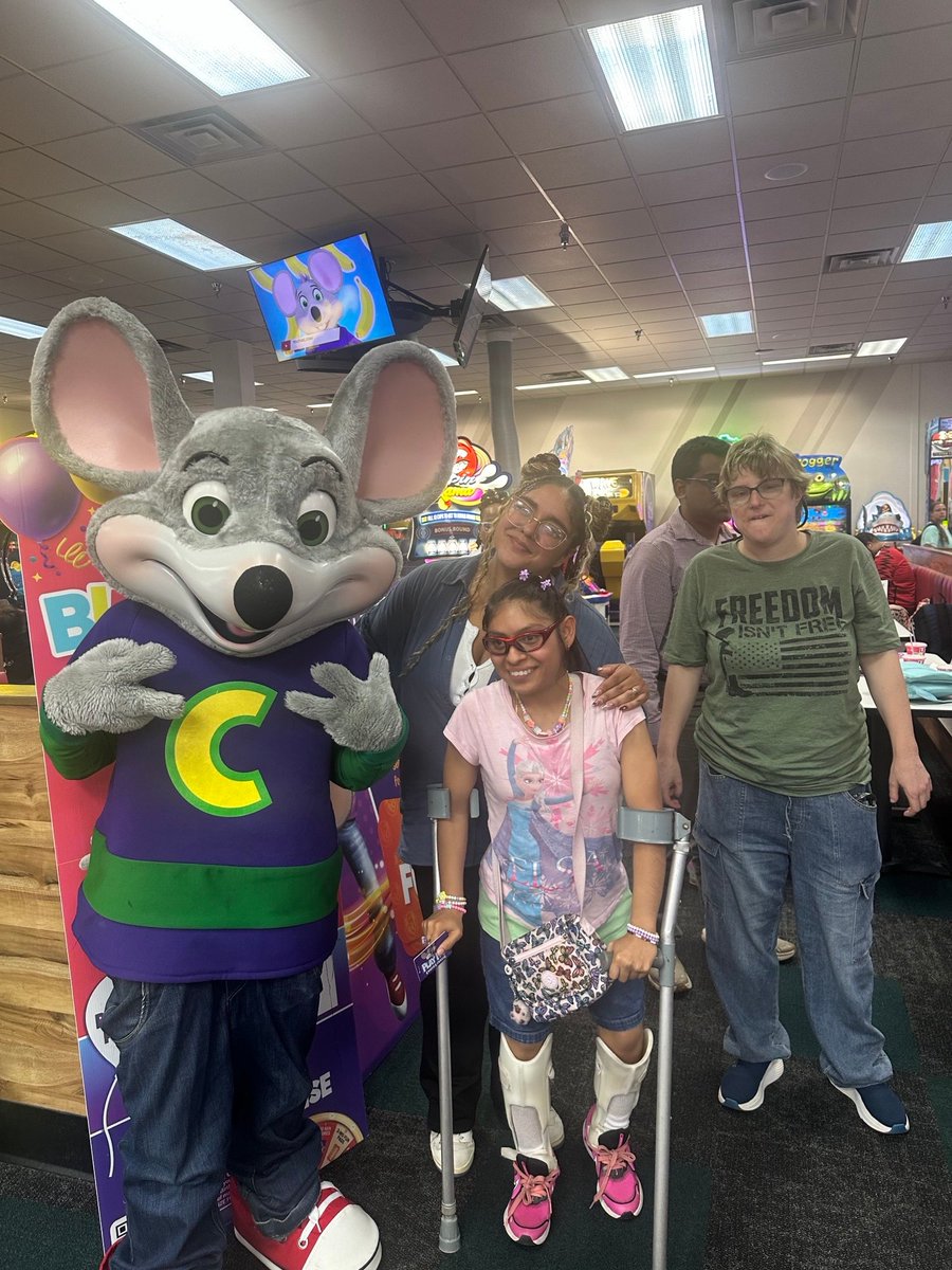 TheirPlaceNJ's tweet image. 🧀🎉 AIC had a blast at @ChuckECheese , pizza, and even met Chuck E. himself! 💜 #AICAdventures #ChuckECheeseFun #InclusionInAction