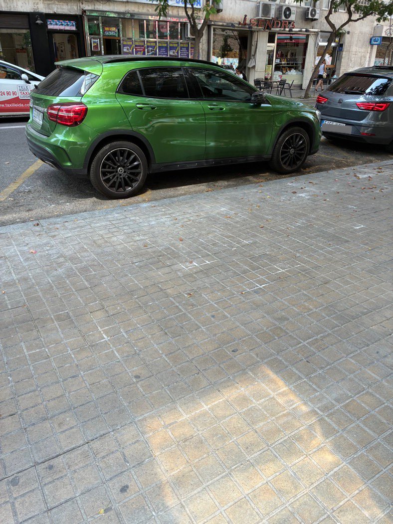 jomateix_jo's tweet photo. Sabeu de qui és aquest Mercedes aparcat en zona de càrrega i descàrrega al carrer Blondel? Si, de la @montseminguez del @PSOE 
@paerialleida 
@gUrbanaLleida https://t.co/GpJL1o0Q3Q