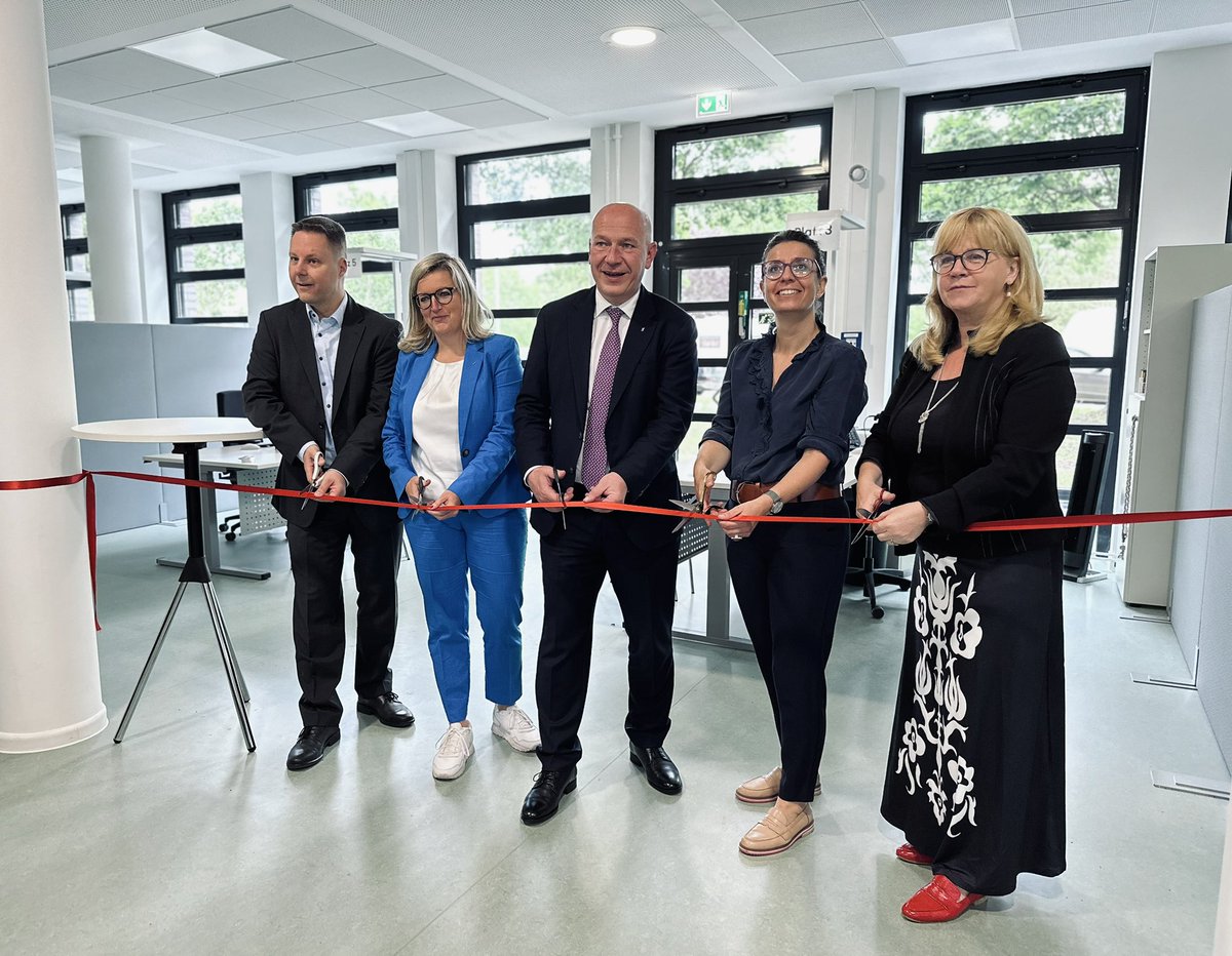 RegBerlin's tweet image. Mehr Termine in den Berliner Bürgerämtern! In Marzahn-Hellersdorf ist heute vom Regierenden Bürgermeister @kaiwegner und der CDO des Landes Berlin, Martina Klement, das Bürgeramt Riesaer Straße in seinen neuen Räumlichkeiten feierlich eröffnet worden.
ℹ️ berlin.de/rbmskzl/aktuel…