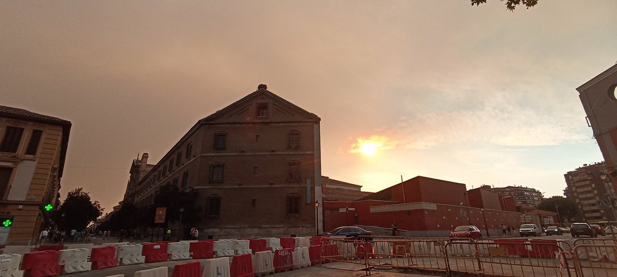IldefonsoGlez's tweet photo. El Sol velado y anaranjado en #AlcalaDeHenares
 Nubes #pyrocumulus #flammagenitus que llegan desde incendio #IFMentrida https://t.co/XlZZ7toqMQ