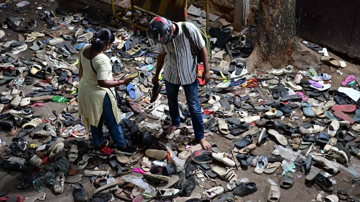 SumitHansd's tweet image. 1. RCB invited public without consulting police: Karnataka government's status report on Bengaluru stampede
2. Arnav Goswami : Kohli didn't meet a single family of victims
Shame on RCB 🩸 Shame on Virat Kohli 🩸 Shame on RCB Team ❤️
BAN RCB FOR LIFETIME
#BengaluruStampede