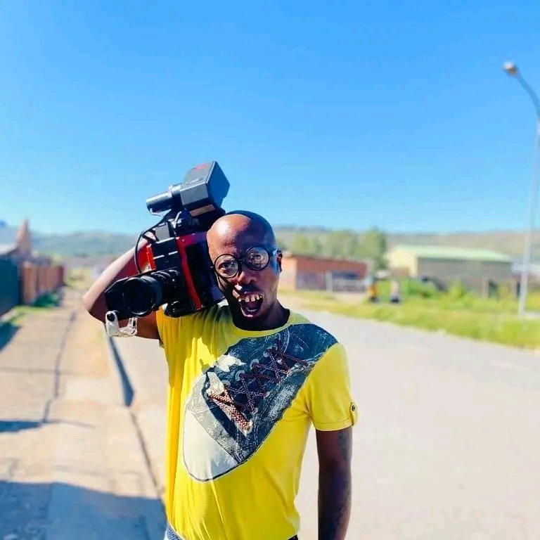 treasure_za's tweet photo. Rest in peace Madluphuthu 😥, what hurts me the most is no one cared about him when he was alive, all TV stories and sopies kept rejecting him, but now that he is dead they will post and say he was a legend💔

Anyway rest in peace 🕊️ https://t.co/IPaMRQIuVW
