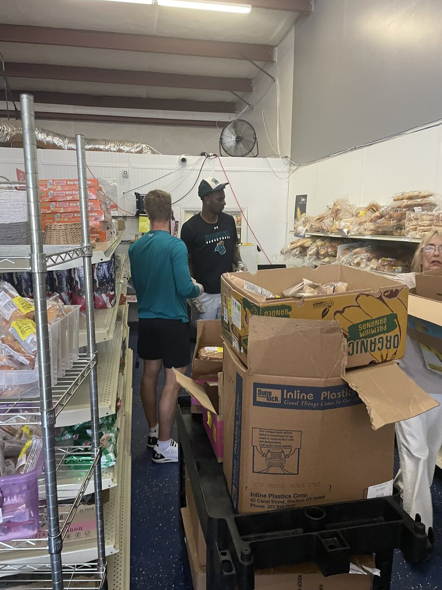 CCU_SADE's tweet image. Men’s Basketball Team making an impact off the court! 🏀💪
Yesterday, the team volunteered at The Shepherd’s Table in Conway by stocking shelves, unloading trucks, and lending a hand in the pantry. Proud to see them serving the community and having fun while doing it! 🩵