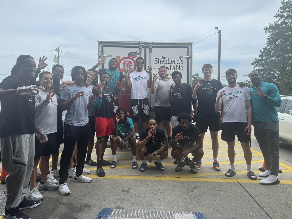 CCU_SADE's tweet image. Men’s Basketball Team making an impact off the court! 🏀💪
Yesterday, the team volunteered at The Shepherd’s Table in Conway by stocking shelves, unloading trucks, and lending a hand in the pantry. Proud to see them serving the community and having fun while doing it! 🩵