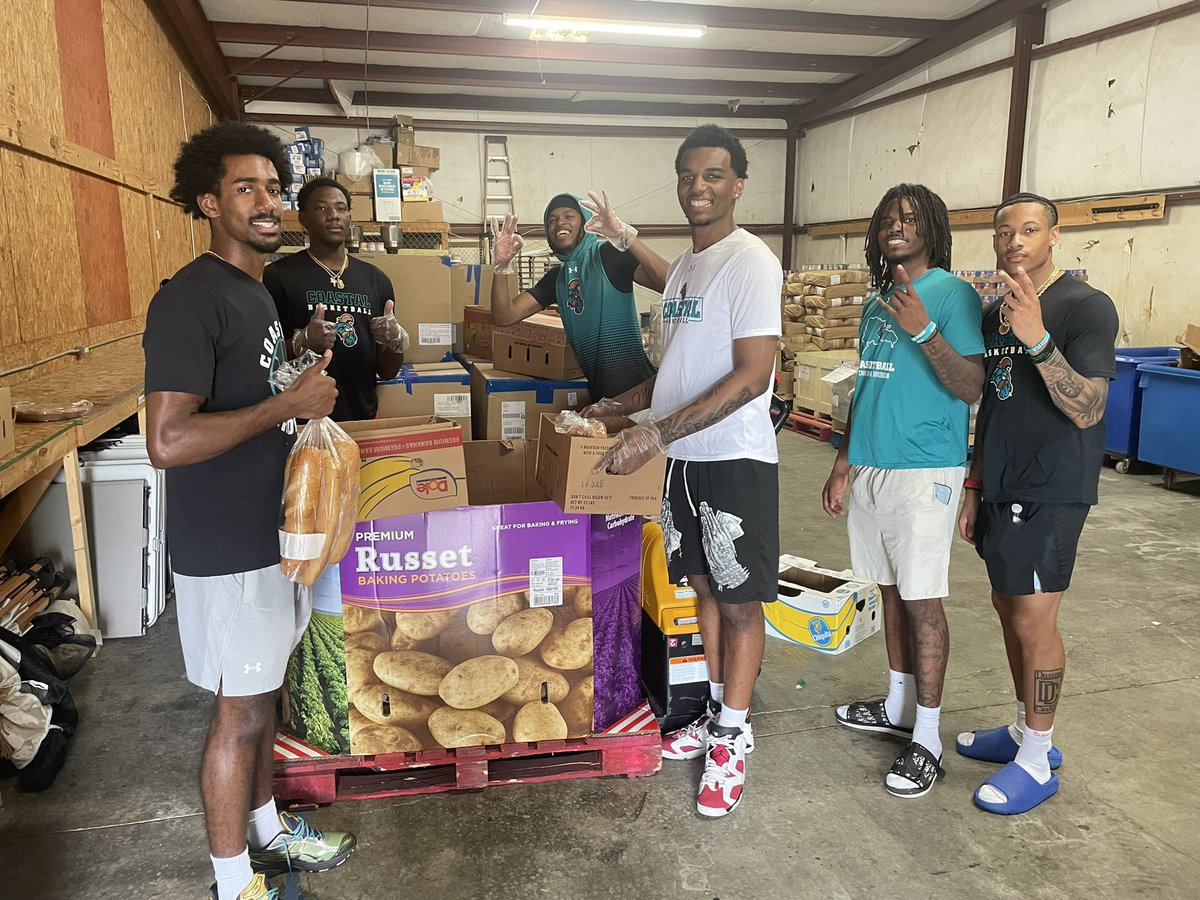 CCU_SADE's tweet image. Men’s Basketball Team making an impact off the court! 🏀💪
Yesterday, the team volunteered at The Shepherd’s Table in Conway by stocking shelves, unloading trucks, and lending a hand in the pantry. Proud to see them serving the community and having fun while doing it! 🩵