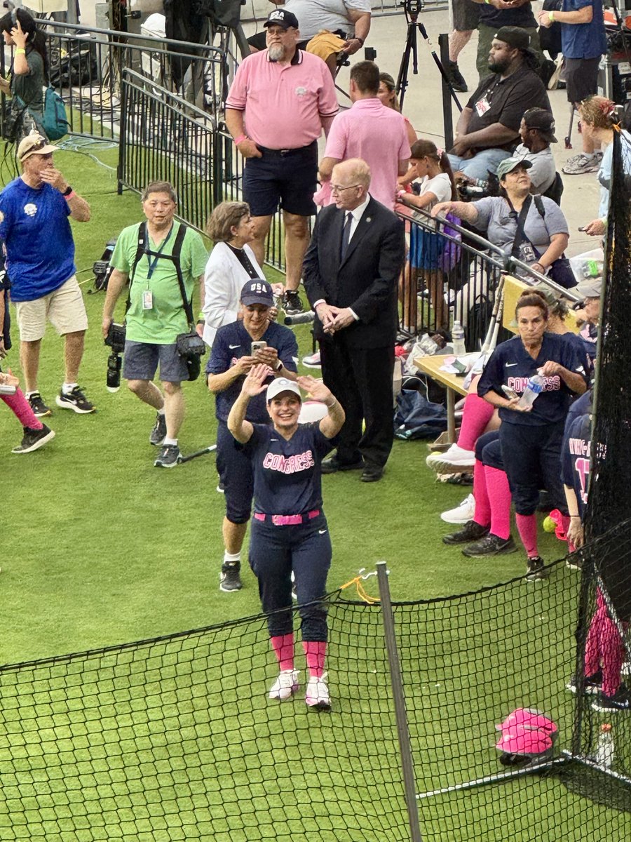 RepSheriBiggs's tweet image. What a night! So proud to take the field and WIN in honor of my dear friend Keri, whose faith and strength continue to inspire me every day. 💗
It meant the world to have Keri’s family there cheering us on. Their presence was a beautiful reminder of the impact one life can have.…