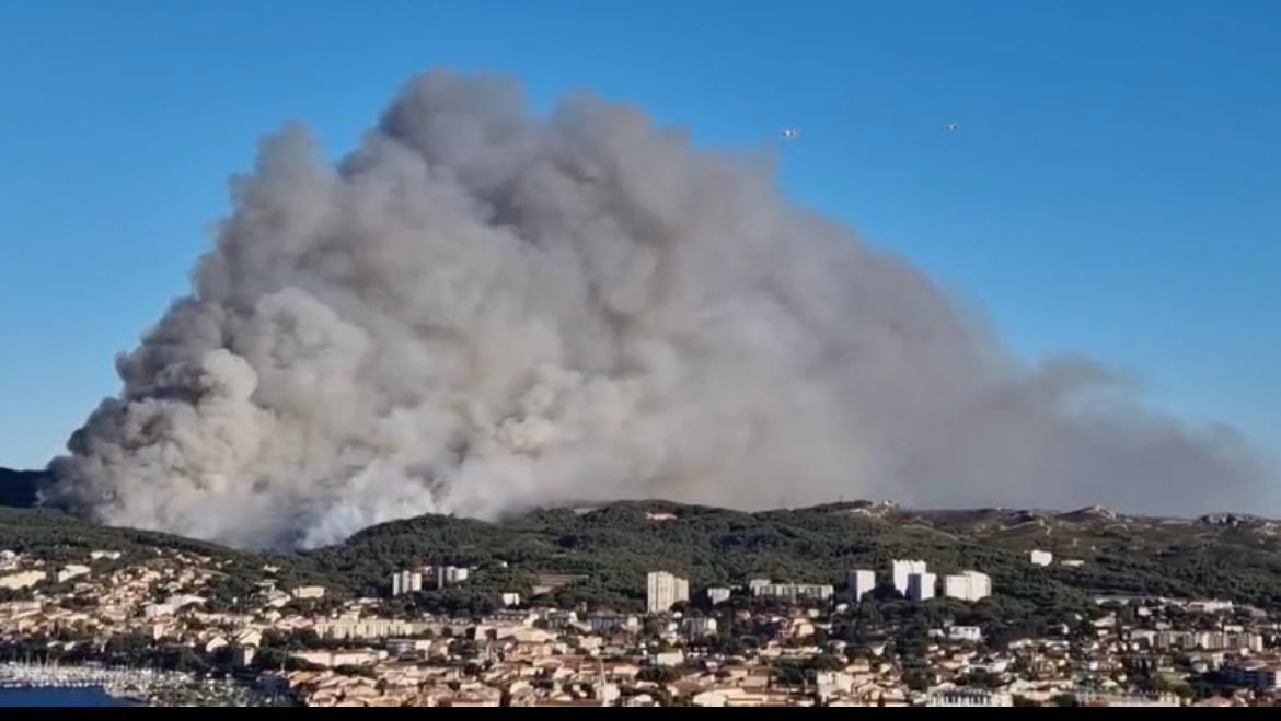 Il se confirme ce que nous craignions : des feux intenses en simultané.
Les #pompiers sont au combat.
#SoldatsDuClimat 
#Martigues #Frejus #Brocéliande