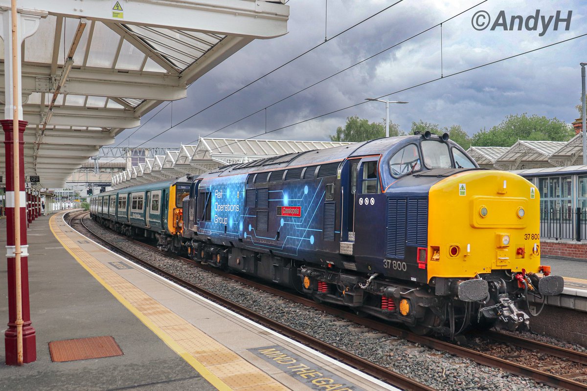 holtona72's tweet image. A real treat this evening, @RailOpsGroup 37800 &apos;Cassiopeia&apos; hauling #Spanners EMU 455868 as 5Q99 Wimbledon Park Depot Sidings to Derby Litchurch Lane, for the @greatestgather next month. Pulling away from a brief driver swap stop at Kettering. #ROG #MML @TheGrowlerGroup 17/7/25