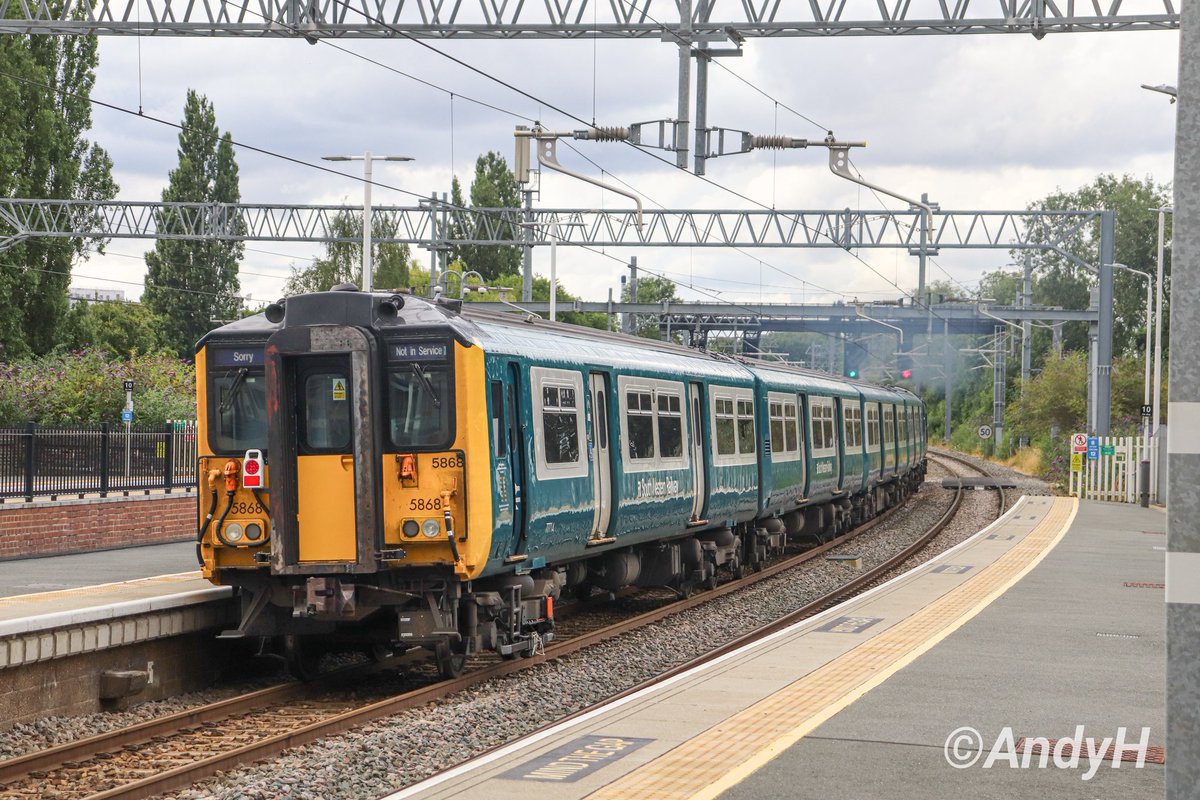 holtona72's tweet image. A real treat this evening, @RailOpsGroup 37800 &apos;Cassiopeia&apos; hauling #Spanners EMU 455868 as 5Q99 Wimbledon Park Depot Sidings to Derby Litchurch Lane, for the @greatestgather next month. Pulling away from a brief driver swap stop at Kettering. #ROG #MML @TheGrowlerGroup 17/7/25