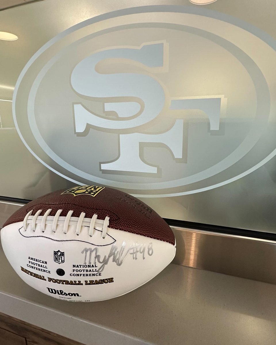 49ers's tweet image. 🚨 A rookie giveaway 🚨
Repost for your chance to win this signed football by Mykel Williams 🏈
No purchase necessary. Official rules: 49rs.co/3Uh7MHd