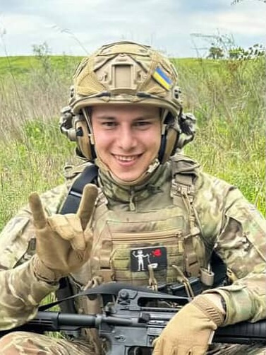 Nika Tarapunko
 Загинув воїн - Кирилюк Віталій.
Під час бойового завдання. У складі 36 окремої бригади морської піхоти, 1 окремого батальйону.
Батько. Син. Чоловік. Брат. Побратим. Кум. Друг. Та просто - найкраща Людина.
У нього залишилися дружина, маленька донечка, рідні, друзі.