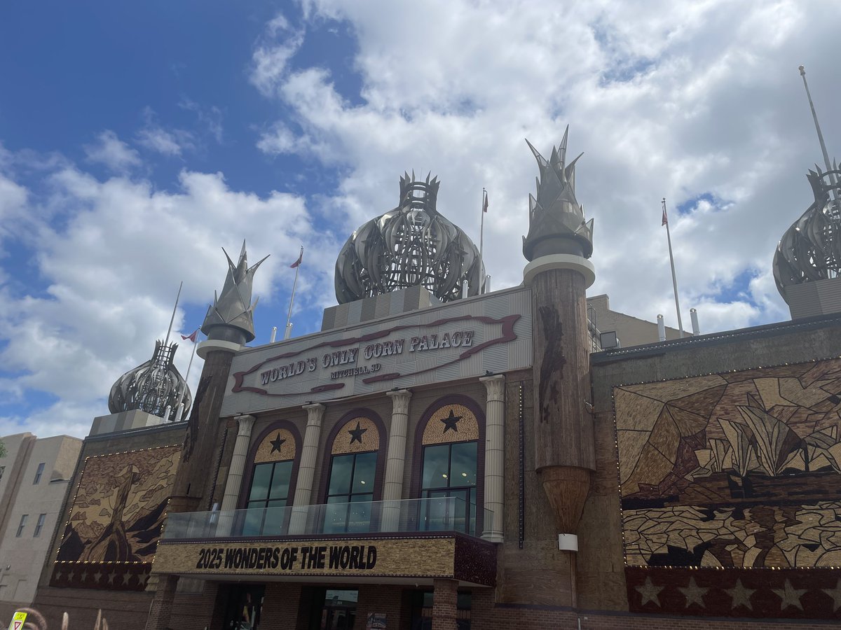 OzLutheranChick's tweet image. On our way to the Rez to see some family. Stopped at the Corn Palace on the way.