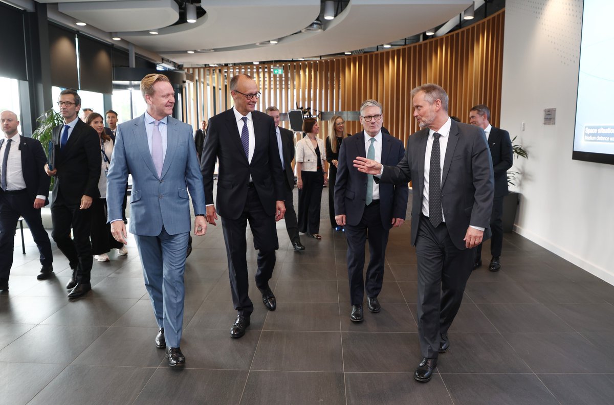 AirbusPRESS's tweet image. A powerful symbol of UK-German partnership today as PM Sir @Keir_Starmer & Chancellor @_FriedrichMerz visit our Stevenage space hub. UK-designed satellite tech chosen for Germany’s SatComBw programme is the Trinity House Agreement in action.
#UKspace #Defence #Partnership