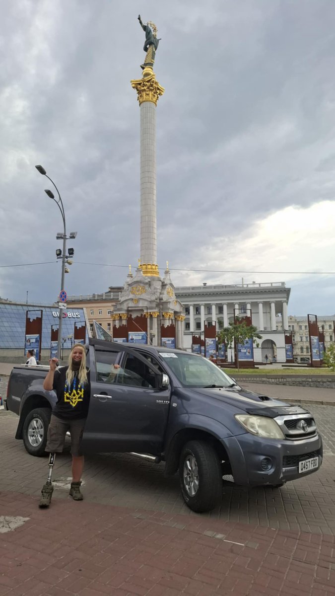 Fille de feu et de cendres

J’avais déjà perdu une jambe avant même de savoir marcher sur cette terre abîmée.
Pas par accident, pas par guerre — mais par l’héritage d’un nuage invisible, celui de Tchernobyl.
On m’a amputée d’un futur que je ne connaissais pas encore. Ma jambe n’a
