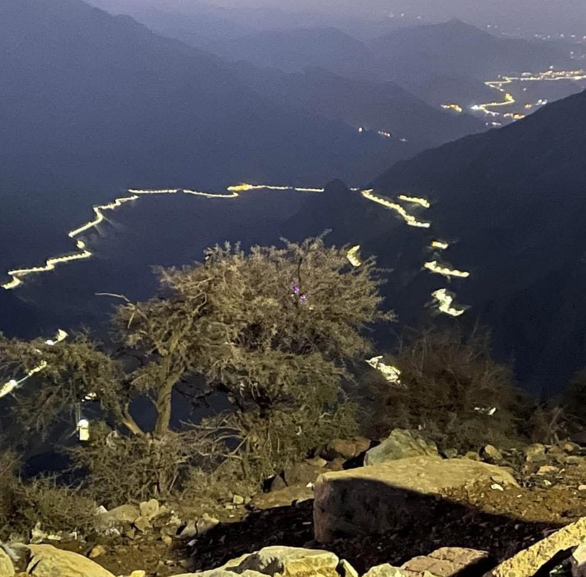 يمكن الكشف عن تسربات المياه من خلال ملاحظة بعض العلامات واتباع بعض الخطوات، سواء كانت تسربات ظاهرة أو خفية. إليك الطرق بالتفصيل:
أولاً: علامات تدل على وجود تسربات المياه (ظاهرة وخفية):
 * ارتفاع فاتورة المياه بشكل غير مبرر: هذه من أوضح العلامات التي تدل على وجود تسرب، خاصة إذا لم