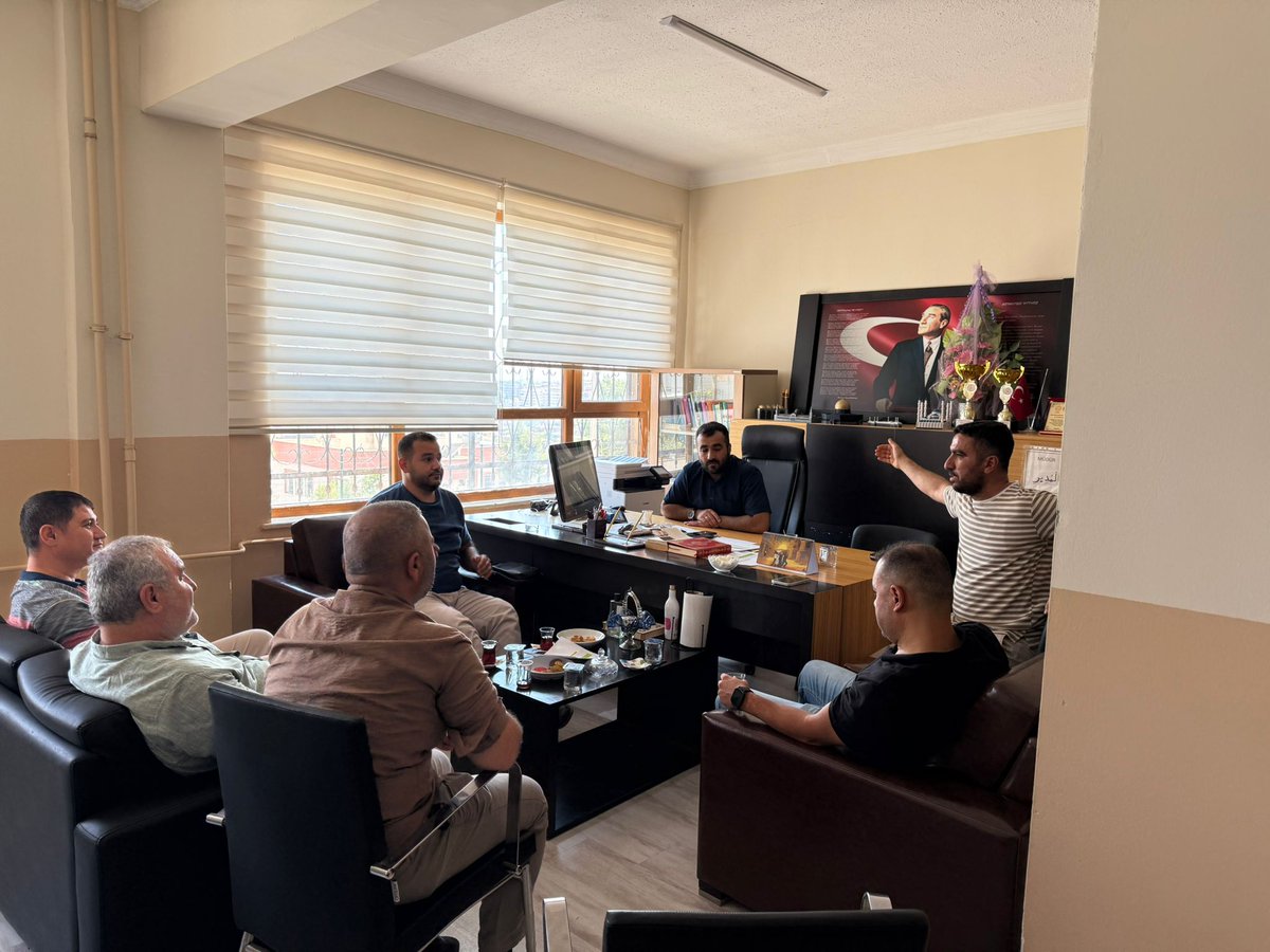 Halfeti İmam Hatip okullarında görev yapan idarecilerimizle istişare toplantısında bir araya geldik. 

Toplantıda, önümüzdeki döneme ilişkin yapılacak çalışmaların planlaması, okul tanıtım faaliyetleri ve LGS tercih sürecinin değerlendirildi yapıldı. 
#LGS2025 
#TercihimGeleceğim