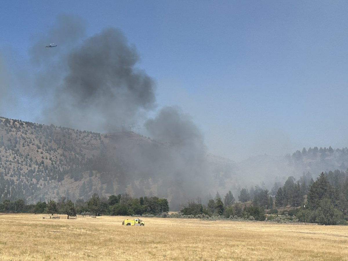 OSFM's tweet image. We've got the latest update on the #CramFire posted to our incident information blog, osfminfo.org.
The fire is 77,163 acres. Evacuations remain in place. Find them here:
Jefferson County: tinyurl.com/JCSOEvacMap
Wasco County: tinyurl.com/WascoCountyEva…