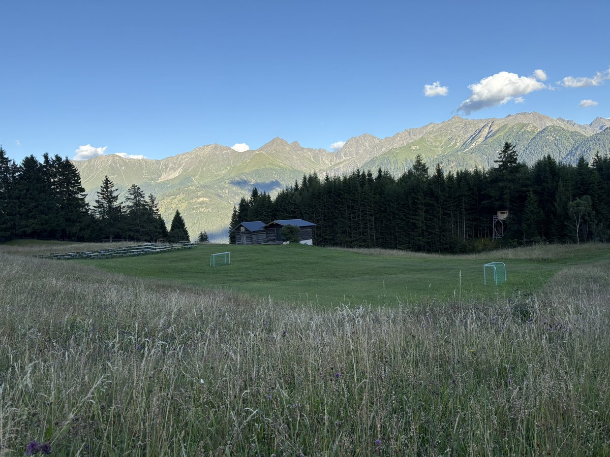 Woltering7's tweet photo. Pure voetbalporno in de Oostenrijkse Alpen (@Staantribune ) https://t.co/Y1ntkH4BEg