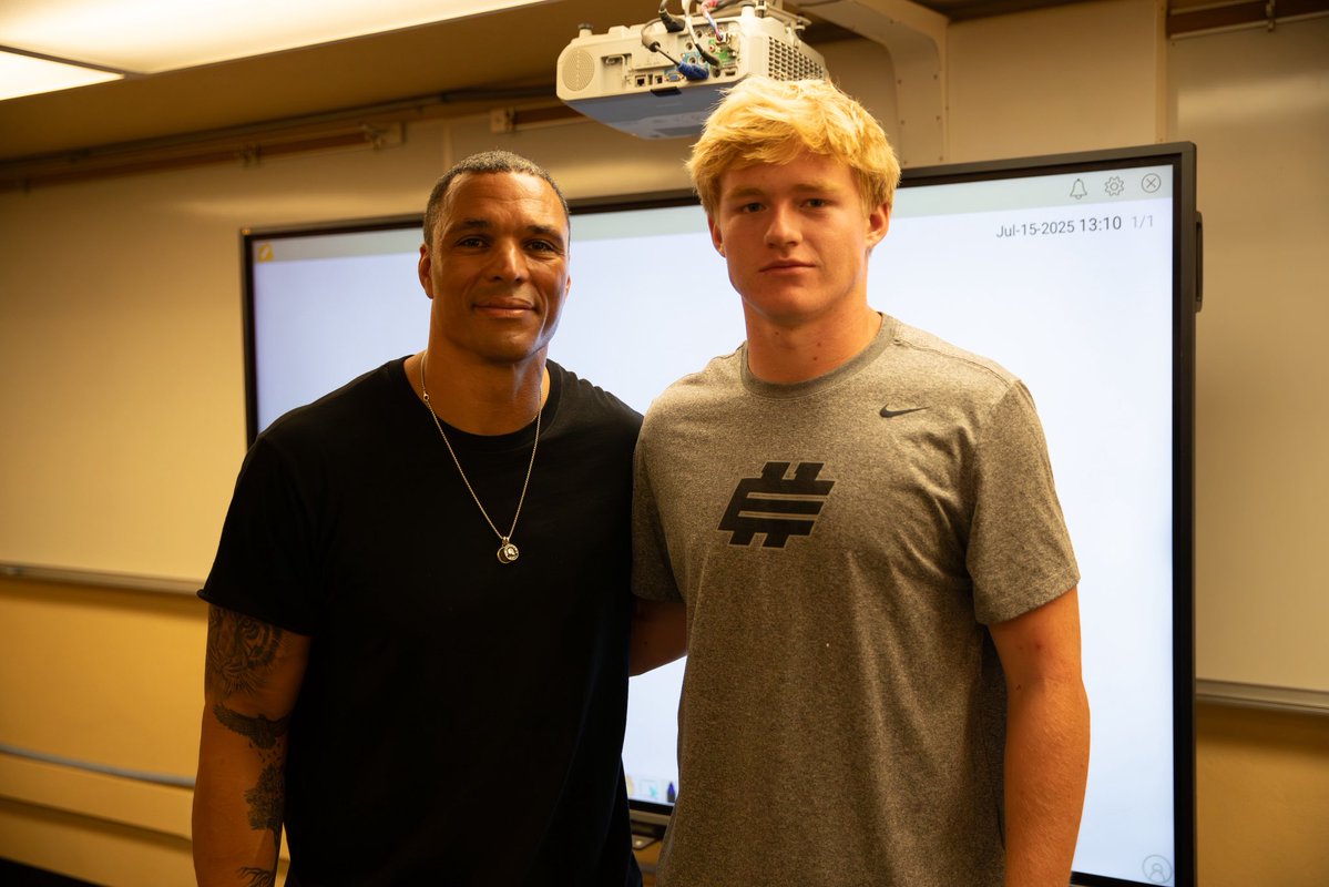 bradyedmunds9's tweet image. Huntington Beach football legend! Appreciate @TonyGonzalez88 for coming by and speaking to my team and I! @HBHSFootball @Hatch89 #gobucks @CoachDanny10 @GregBiggins @adamgorney @ChadSimmons_ @BlairAngulo @OhioStateFB @BrandonHuffman @CoachFess @SWiltfong_ @TomLoy247 @Bill_Kurelic