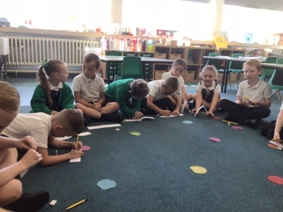 CaldiY2's tweet image. 💚Year 2 have been finding halves and quarters using strips of paper. #mathsisfun #practicalmaths @MathsMastery @CaldiPrimary @CNicholson_Edu @vianclark @LiftSchools @MbroCouncil @centre_right_ @mrsrmurad 💚
