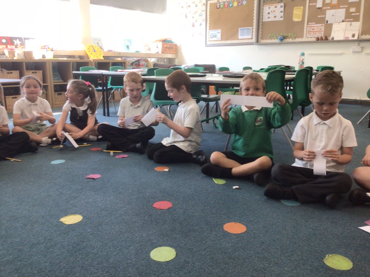 CaldiY2's tweet image. 💚Year 2 have been finding halves and quarters using strips of paper. #mathsisfun #practicalmaths @MathsMastery @CaldiPrimary @CNicholson_Edu @vianclark @LiftSchools @MbroCouncil @centre_right_ @mrsrmurad 💚