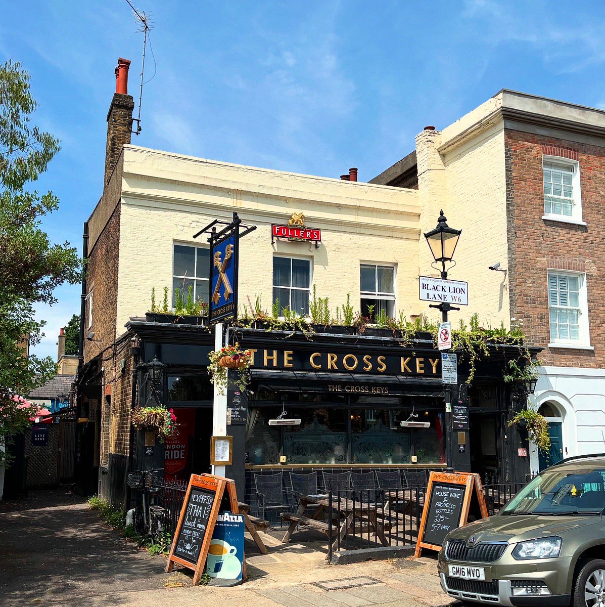 LondonPubMap's tweet photo. The Cross Keys
📍57 Black Lion Lane, London W6 9BG
Nestled in the St Peter’s Square area of Hammersmith, you’ll find The Cross Keys pub. The pub opened in 1828 and got its name from the crossed keys symbol of St Peter, just up the road from St Peter’s Church. #crosskeys #pub https://t.co/M2s6CrckHr