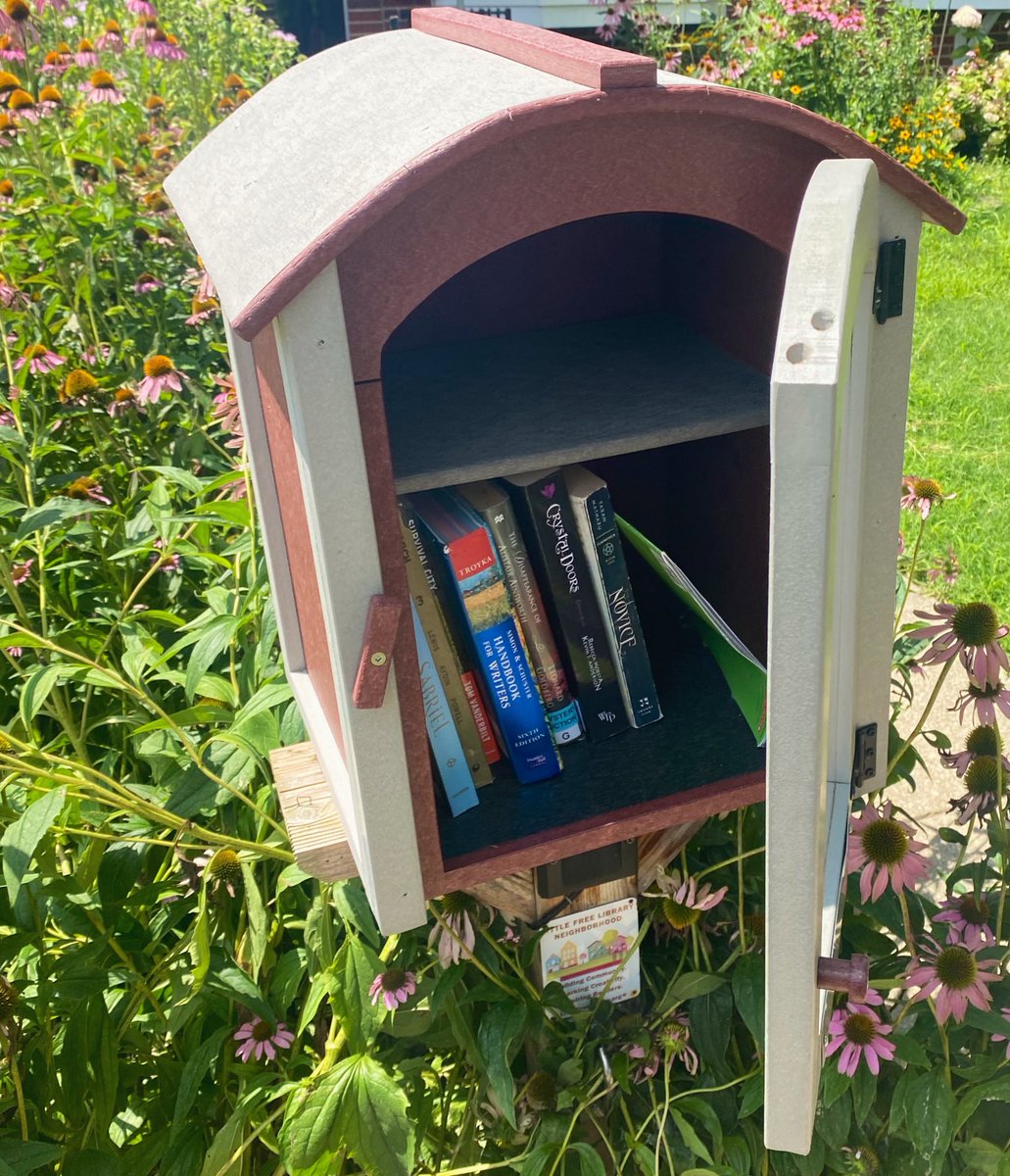 worldreads's tweet image. #FreeLittleLibrary before &amp;amp; after ✨🌷📚