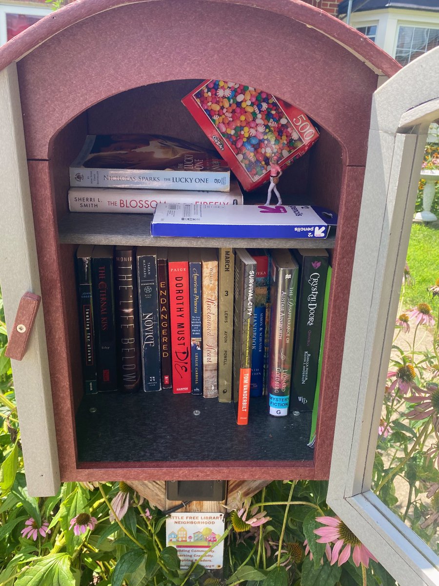 worldreads's tweet image. #FreeLittleLibrary before &amp;amp; after ✨🌷📚