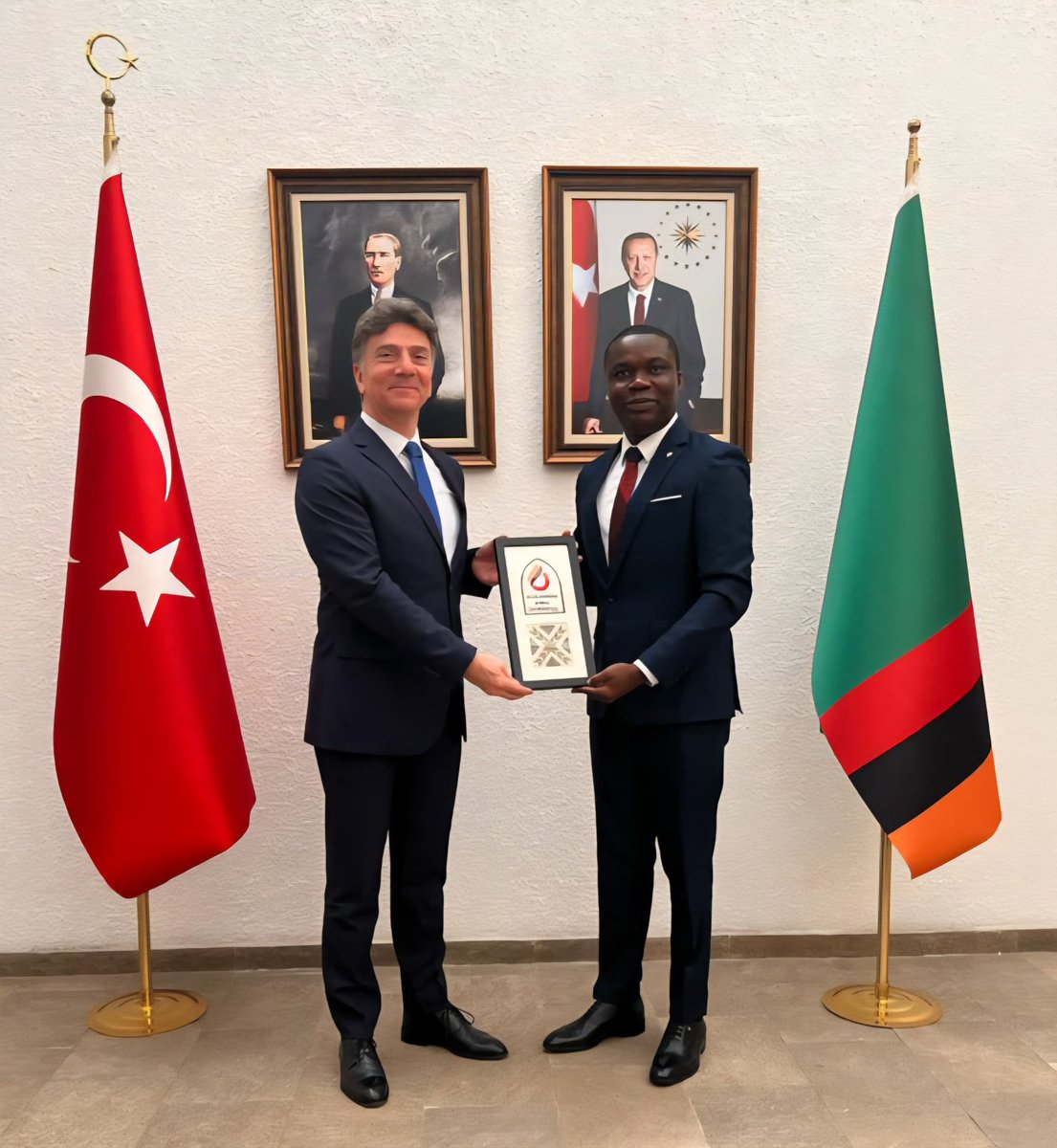 TC_LusakaBE's tweet image. KKTC’deki Uluslararası Kıbrıs Üniversitesi’nde Pazarlama Ofisi Afrika Koordinatörü Dr. Clifford Agyei, Büyükelçi Dicle’yi ziyaret etti. 
🇹🇷🇿🇲
Dr. Agyei, Africa Coordinator at the Int’l Marketing Office of the Cyprus International University in TRNC, paid a visit to Amb. Dicle.