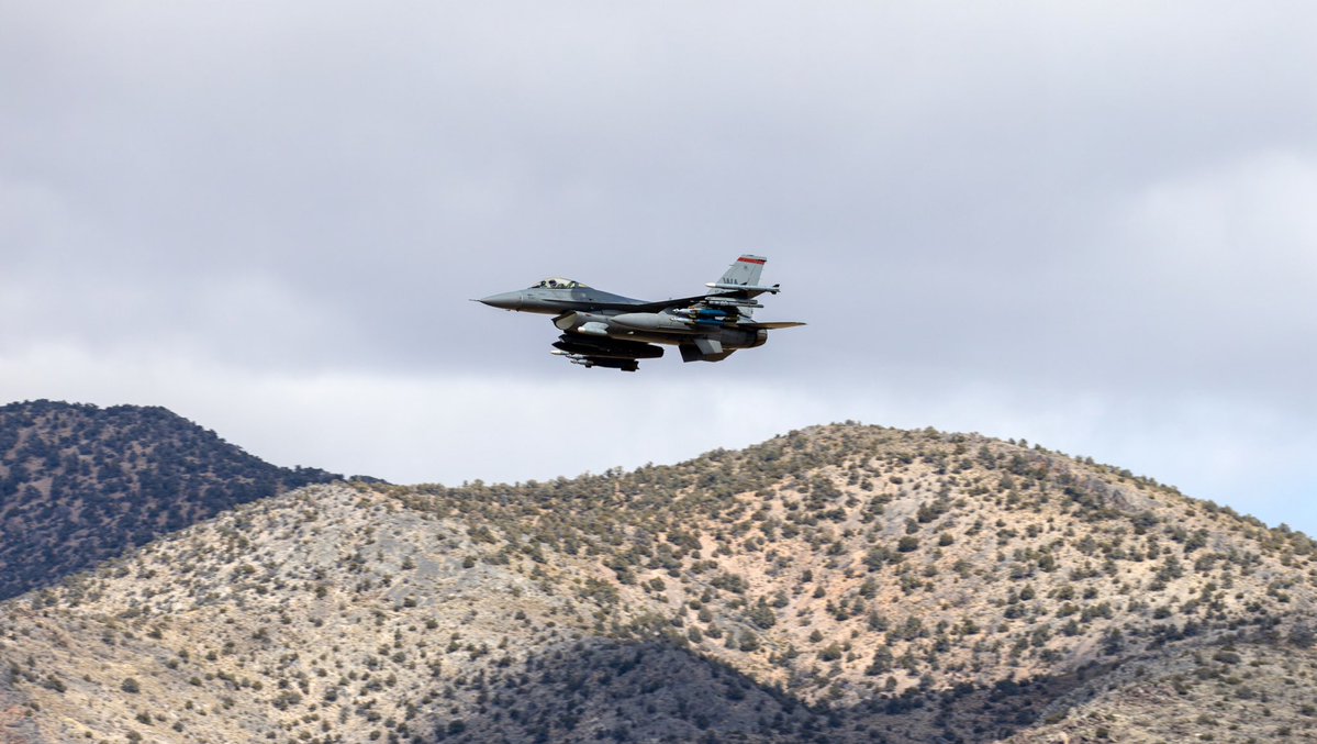 LAXSPOTTER97's tweet image. Tomahawks and Hooters working together to get to the target.
