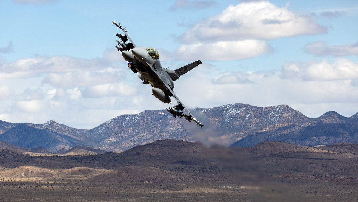 LAXSPOTTER97's tweet image. Tomahawks and Hooters working together to get to the target.