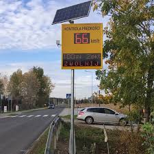 byq87's tweet photo. @lkwarzecha O do tego coraz więcej, tych rozpraszających uwagę kierowców, wyświetlaczy prędkości. https://t.co/OLyyVdO5mL