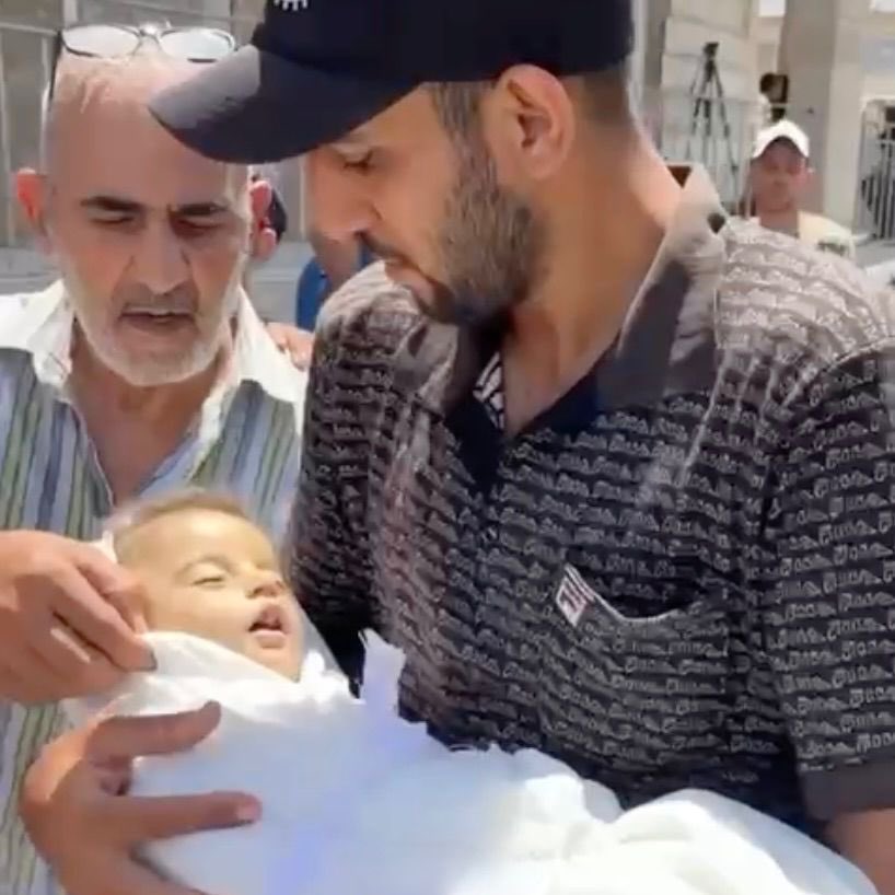 nahed_hajjaj99's tweet image. A father left today to find milk for his malnourished baby boy. He came back with no milk. He came back to no son.
As the father frantically searched the market, the baby was at home taking his last breaths as the starvation overtook him.