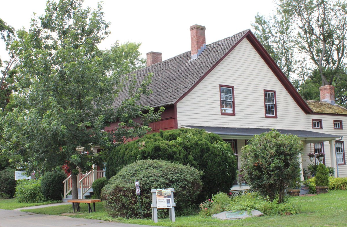 queensfarm's tweet image. In 2025, Queens County Farm Museum celebrates 50 years as a non-profit organization.
View of the farmhouse in 1975 and 2025 looking in a southeasterly direction. The house was more than doubled in 1855. Photo by John DeStefan and Queens County Farm Museum.