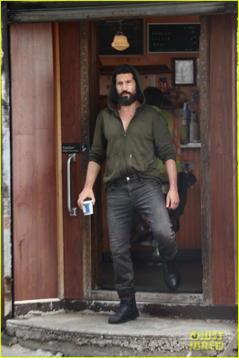 DDevilUpdates's tweet image. First look at Jon Bernthal on set of ‘THE PUNISHER’.
Now filming.
(via: justjared.com/photo-gallery/…)