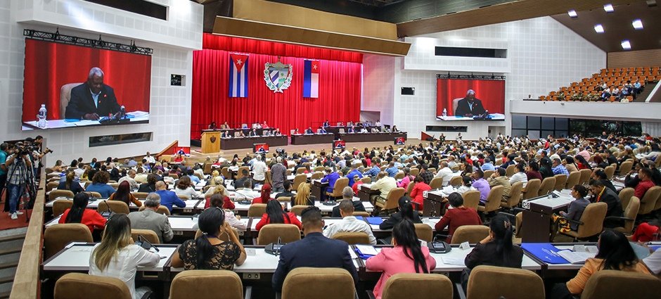 🇨🇺 Los diputados cubanos continuamos este jueves en la segunda jornada del Quinto Periodo Ordinario de Sesiones de la <a href="/AsambleaCuba/">Asamblea Nacional Cuba</a>, en su X Legislatura. 
Temas de trascendencia para el país están en la agenda de trabajo.