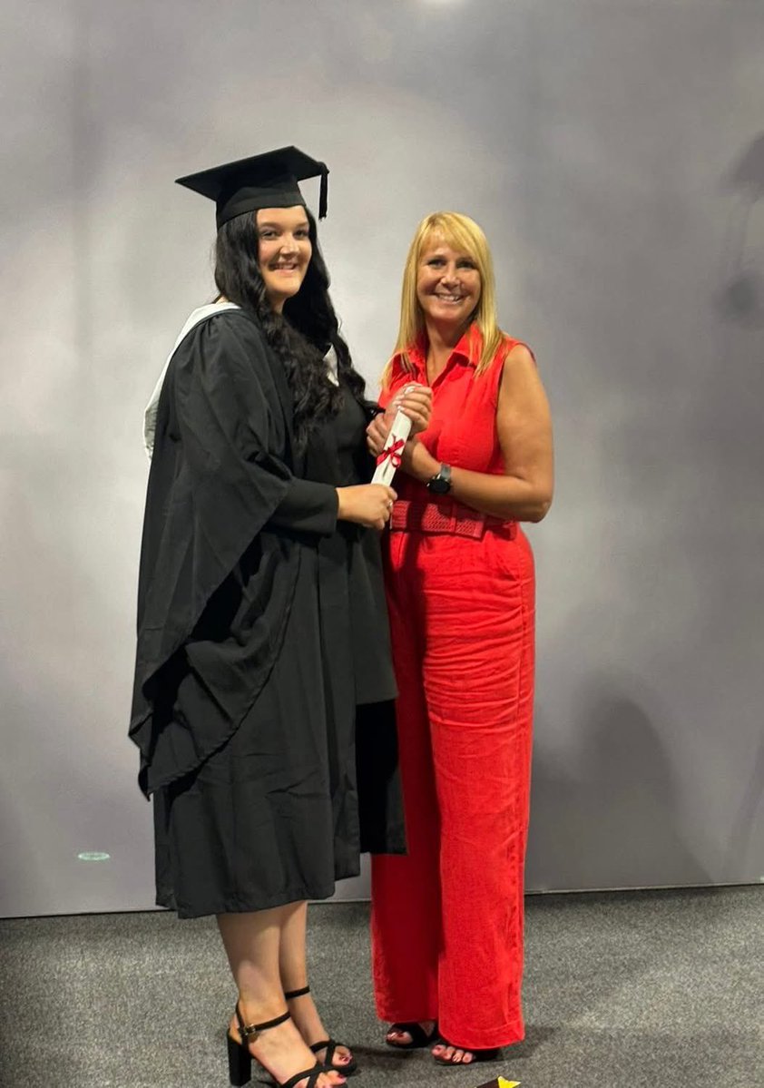 julesmrose's tweet image. Two daughters. Two different graduations this month. One outfit. 👌
Proud Mama 🌹 🌹 ❤️