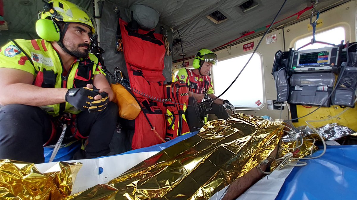 Movilizamos al helicóptero medicalizado de <a href="/cantabriaes/">Gobierno Cantabria</a> y a la ambulancia medicalizada de #CastroUrdiales para socorrer a un varón de 53 años, natural de #Sonabia, que había sido rescatado del agua, posiblemente por algún surfista, con síntomas de prehaogamiento.