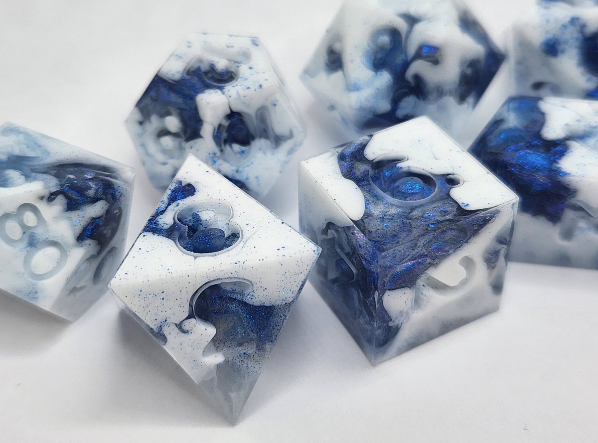 Sinnamon_Dice's tweet image. Blizzard Dice Set ❄️
#dnd #ttrpg #handmadedice #dice #dungeonsanddragons