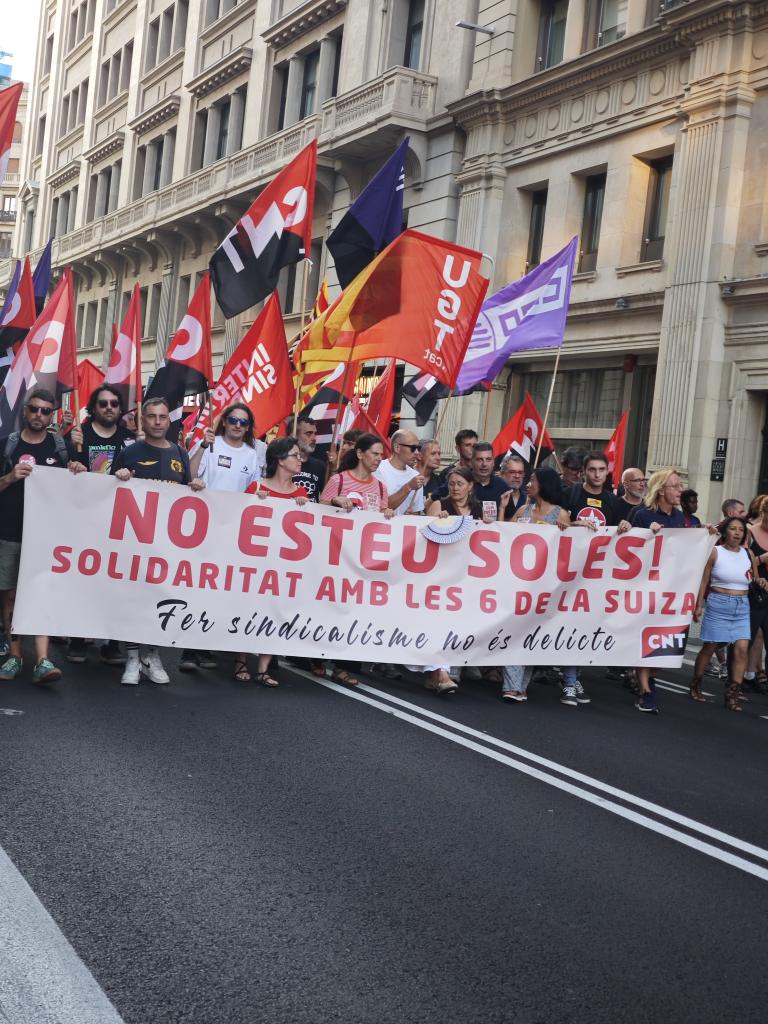 la_IAC's tweet photo. Manifestació a #Barcelona en suport  de les @6delaSuiza 

No és delicte fer sindicalisme!

Davant la repressió, solidaritat de classe del sindicalisme combatiu, la nostra millor arma!
Visca la lluita de la classe treballadora!

#NoEsteuSoles https://t.co/AvpGm8hEBF