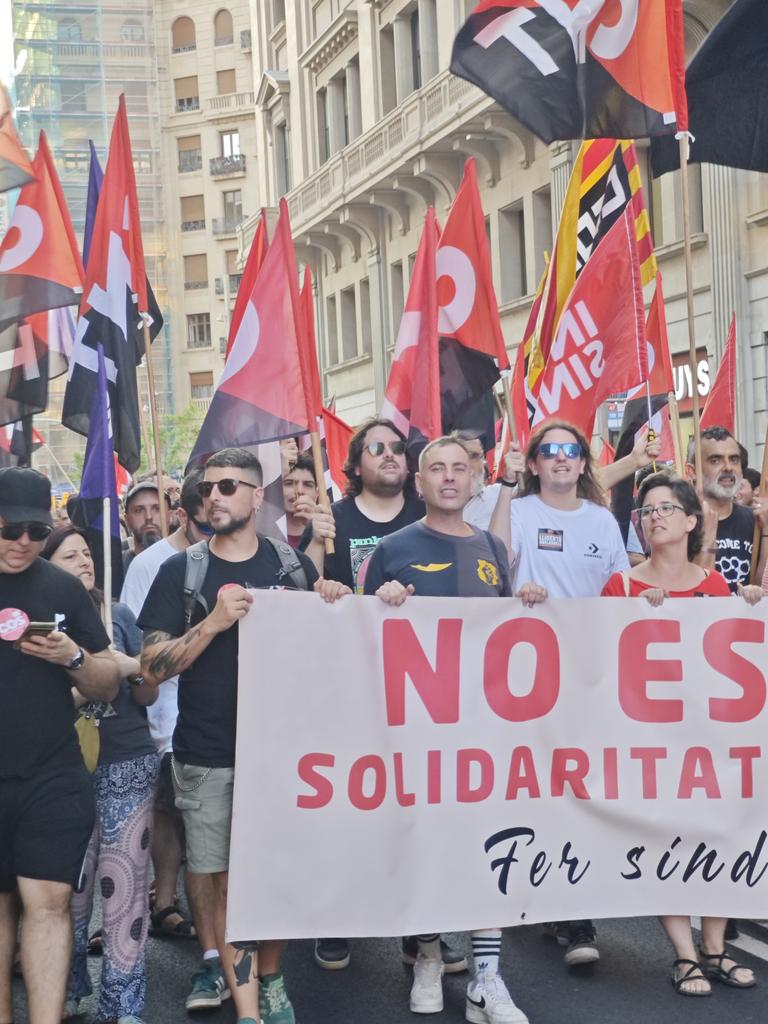 la_IAC's tweet photo. Manifestació a #Barcelona en suport  de les @6delaSuiza 

No és delicte fer sindicalisme!

Davant la repressió, solidaritat de classe del sindicalisme combatiu, la nostra millor arma!
Visca la lluita de la classe treballadora!

#NoEsteuSoles https://t.co/AvpGm8hEBF