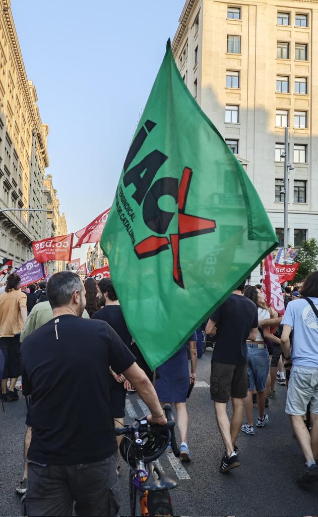 la_IAC's tweet photo. Manifestació a #Barcelona en suport  de les @6delaSuiza 

No és delicte fer sindicalisme!

Davant la repressió, solidaritat de classe del sindicalisme combatiu, la nostra millor arma!
Visca la lluita de la classe treballadora!

#NoEsteuSoles https://t.co/AvpGm8hEBF