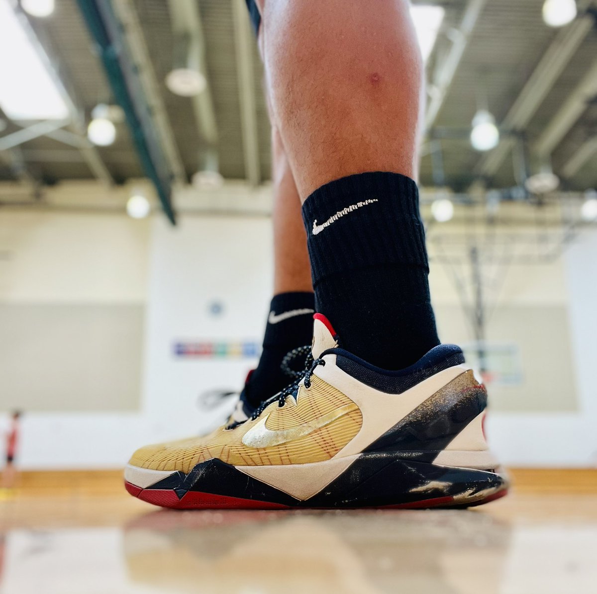 kb8thekid's tweet photo. Kobe 7s Olympics today. Purchase from the Nike vault with the socks! Gotta love that gold swoosh hasn’t given up 😂 #zk7 #underrated @nikebasketball @Nike #kobe #goldmedal #nike #nikebasketball #og #kobe7 #zkvii #wdywt #kotd https://t.co/OOHTRyFaFP