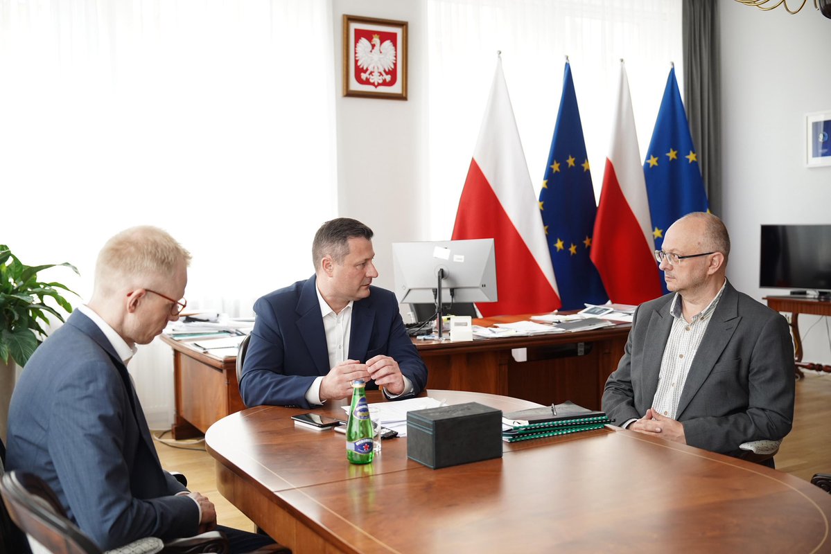 MRiTGOVPL's tweet image. Minister @KrzysztofPaszyk spotkał się dziś z Prezesem Grupy Barlinek Wojciechem Michałowskim, aby omówić formy wsparcia, jakie polskie państwo może zaoferować po bestialskim ataku rosyjskich dronów na zakład produkcyjny Barlinka w Winnicy na Ukrainie.
💬 Dla nas najważniejsze…
