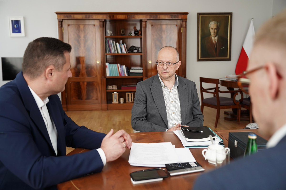 MRiTGOVPL's tweet image. Minister @KrzysztofPaszyk spotkał się dziś z Prezesem Grupy Barlinek Wojciechem Michałowskim, aby omówić formy wsparcia, jakie polskie państwo może zaoferować po bestialskim ataku rosyjskich dronów na zakład produkcyjny Barlinka w Winnicy na Ukrainie.
💬 Dla nas najważniejsze…