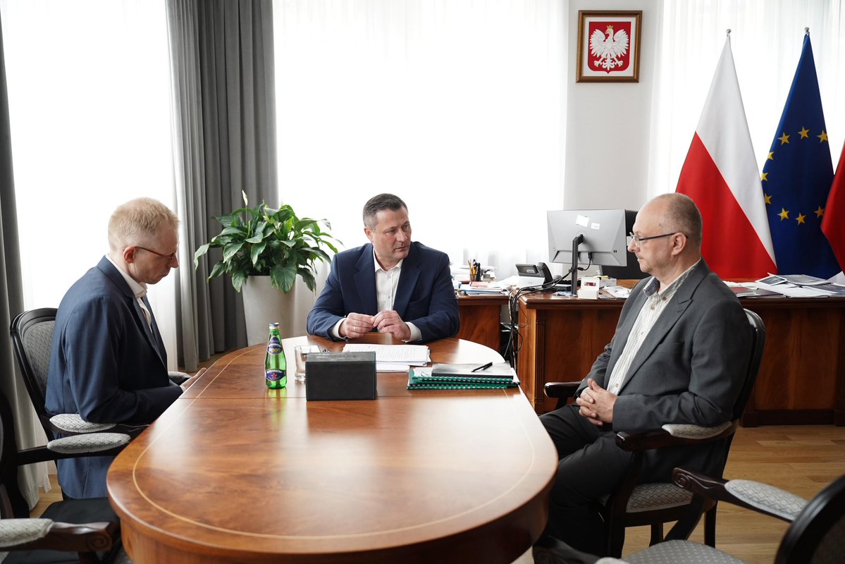 MRiTGOVPL's tweet image. Minister @KrzysztofPaszyk spotkał się dziś z Prezesem Grupy Barlinek Wojciechem Michałowskim, aby omówić formy wsparcia, jakie polskie państwo może zaoferować po bestialskim ataku rosyjskich dronów na zakład produkcyjny Barlinka w Winnicy na Ukrainie.
💬 Dla nas najważniejsze…