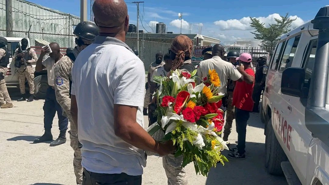 Ja n ap gade a, se yon pakèt moun nan popilasyon an ki mobilize pou ale chèche PM Alix Didier Fils-aimé nan ayopò paske l ap byen travay pou Ayiti.

Bon mezanmi, nan kondisyon Ayisyen ap viv la a, se 1000 goud y ap ba li pou l aji kont pwòp tèt li?