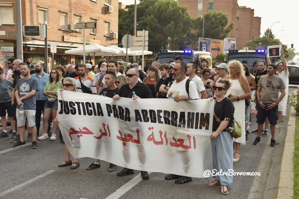 EntreBorromeos's tweet image. Acompañamos a la familia de Abderrahim, en @Ayto_Torrejon cuyo hijo murió a manos de un policía municipal del @MADRID fuera de servicio.
#BastayadeVIOLENCIAPOLICIAL