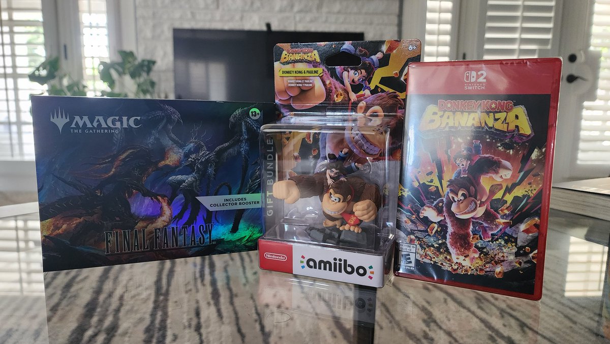 Yggdrasiel_'s tweet image. Got Donkey Kong Bananza and a little something extra! Spoiled myself a bit for the extra work I put in these last 2 months.
Happy Bananza day, everyone!