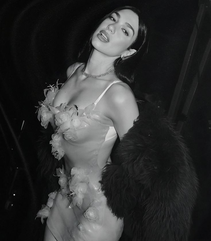 updatedlipa's tweet image. According to an insider, Dua Lipa is planning a major comeback in 2026, and her next album will be R&B-pop.
— The era's aesthetic will be inspired by the singer Amy Winehouse.